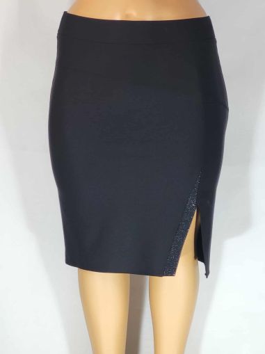 Дамска макси еластична пола в големи размери права с ефект от камъчета и цепка отпред  в черно  04 00108