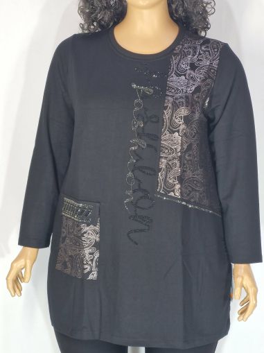 Дамски макси блузон в големи размери от плътно трико с интересна щампа и камъчета в черно  01 01547
