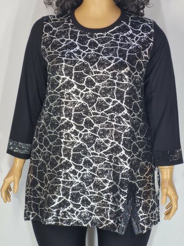 Дамски макси блузон в големи размери от плътно трико с интересна щампа и камъчета в черно  01 01548