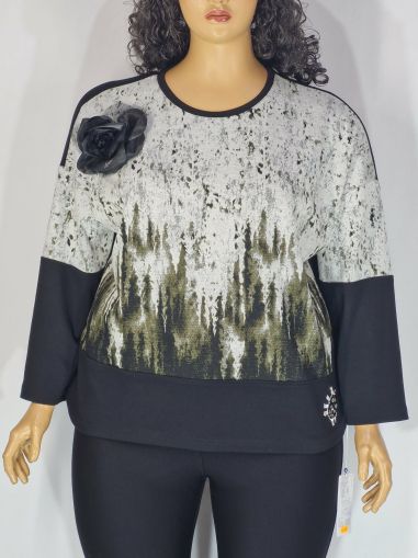 Дамска макси блуза в големи размери от плътно трико с  абстрактен принт и декоративно цвете      01 01555
