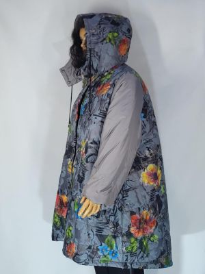 Дамско макси дълго олекотено яке в супер големи размери  с интересна щампа на цветя и сваляща се качулка 06 00260