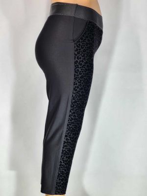 Дамски макси  еластичен плътен спортно елегантен панталон в големи размери с  интересна щампа отпед на крачолите ,широк ластик в черно   03 00549