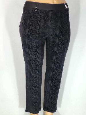 Дамски макси много еластичен плътен панталон в големи размери с интересна щампа в предната част на крачола в черно  03 00550