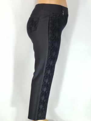 Дамски макси много еластичен плътен панталон в големи размери с интересна щампа в предната част на крачола в черно  03 00550