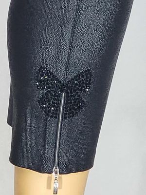 Дамски макси  еластичен плътен спортно елегантен панталон в големи размери с  интересна рипсена материя,цип и камъни отстрани на крачолите ,широк ластик в черно   03 00551