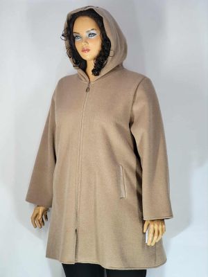 Дамско макси  палто без подплата в големи размери леко разкроено с цип и качулка в бежаво 06 00274