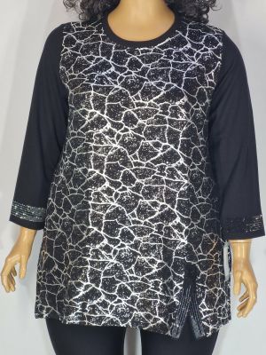 Дамски макси блузон в големи размери от плътно трико с интересна щампа и камъчета в черно  01 01548