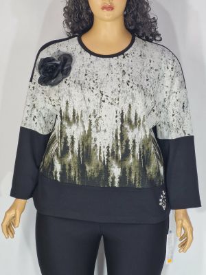 Дамска макси блуза в големи размери от плътно трико с  абстрактен принт и декоративно цвете      01 01555