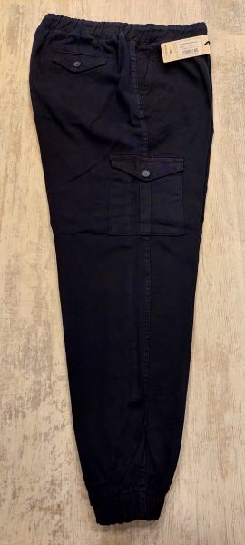 Мъжки спортен панталон на ластик със страничен джоб и ластик на глезените в големи размери 21 00067