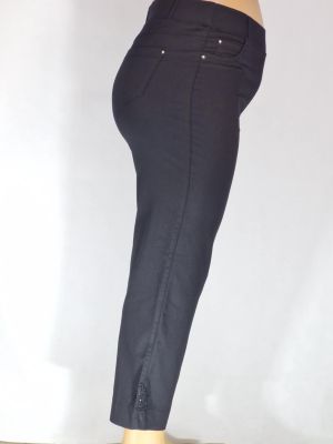 Дамски макси тънък еластичен панталон в големи размери с нежни камъчета на крачола в черно 03 00565