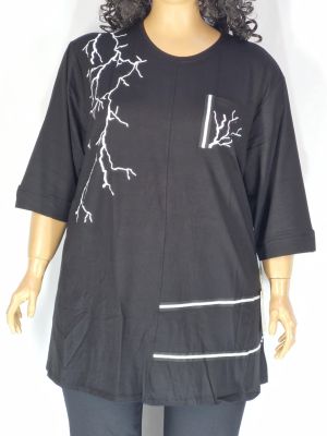 Дамски макси разкроен блузон в супер големи размери с щампа и камъчета в черно 10 00113